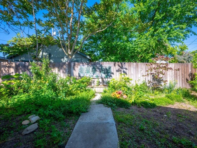 Building Photo - Cute, classic 3/2 home- westside Paso Robles