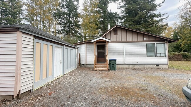 Building Photo - Affordable 3bdrm/1 bath home with storage ...