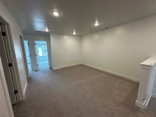 Building Photo - Mapleton 64