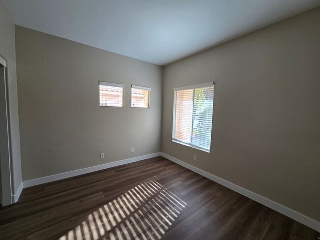 Building Photo - A Fabulous 5 Bedroom Home with 1 Bedroom and 3/4 Bathroom downstairs