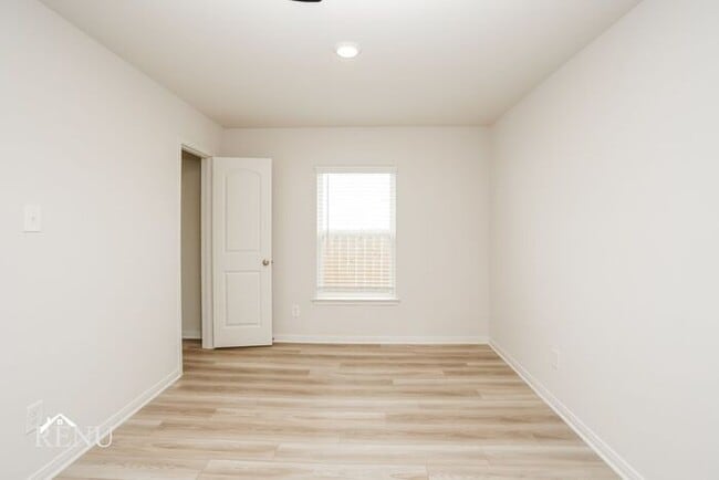 Building Photo - 10453 Sweetwater Creek Dr