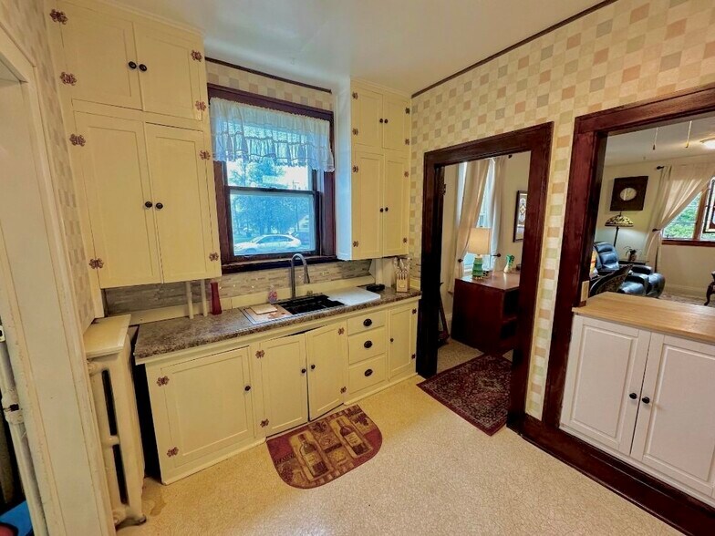 Bright kitchen with pass through to living room - 123 N Broadway Ave