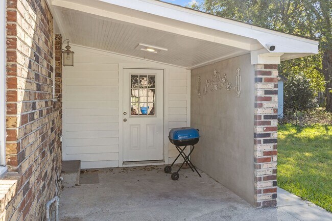 Building Photo - Charming Single-Family Home