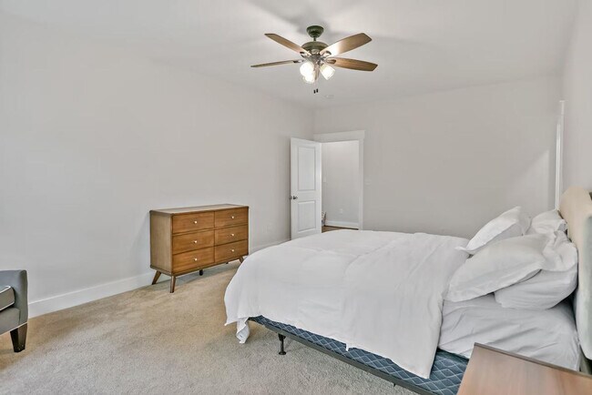 Building Photo - 5804 Poplar Ln