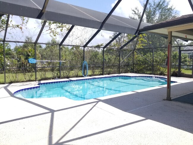 Building Photo - 3/2/1 with screened in patio/pool