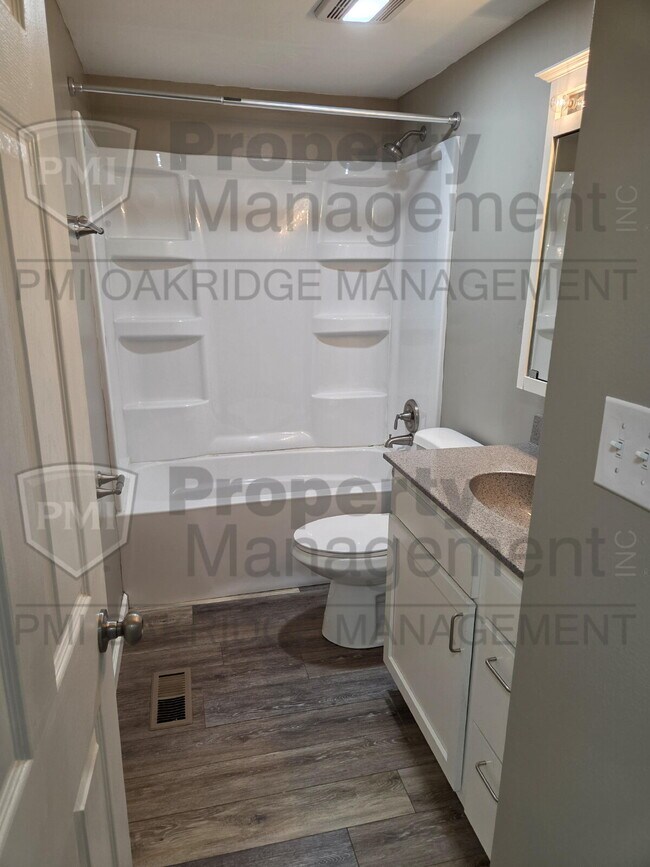 Building Photo - 3 Bedroom Single Level Duplex with Garage