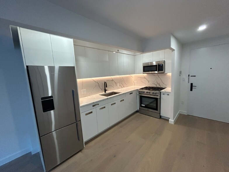 Building Photo - 428 E 9th St