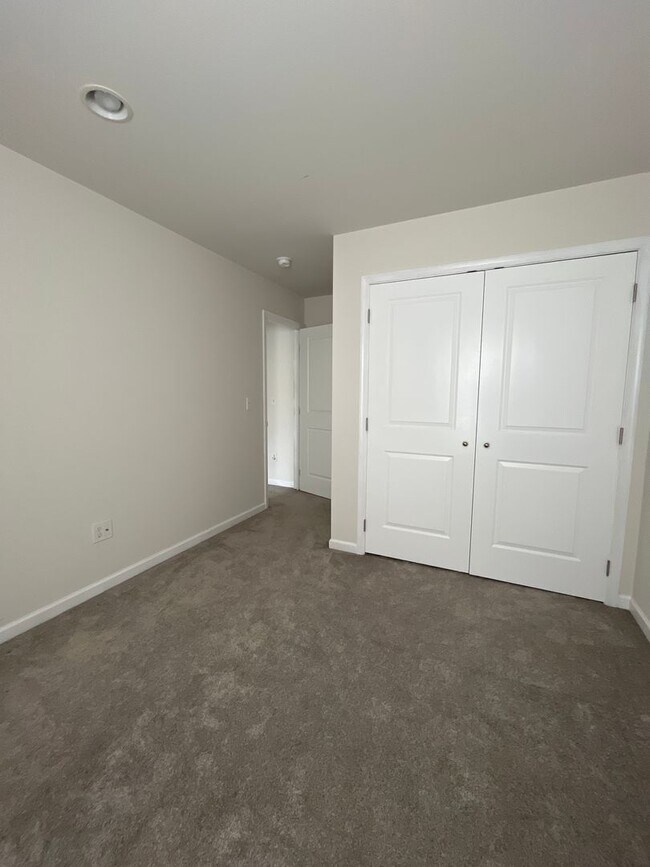 Building Photo - Stunning twin home located in West Bethlehem