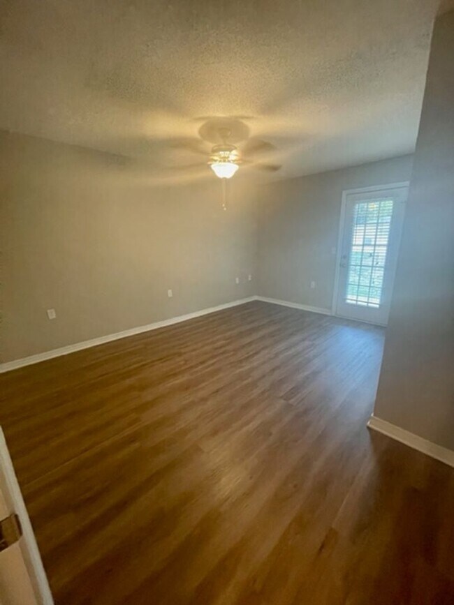 Building Photo - 2 bedroom/2 bathroom/2 car garage town hom...