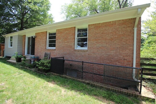 Building Photo - Charming 3 Bed 2.5 Bath Brick Home With Sp...