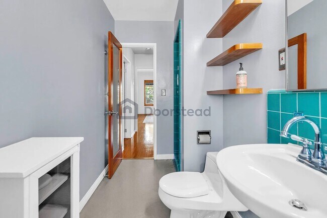 Building Photo - 1615 N Laurel Ave