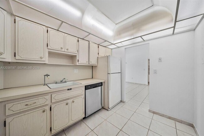 Building Photo - 300 Bayview Dr