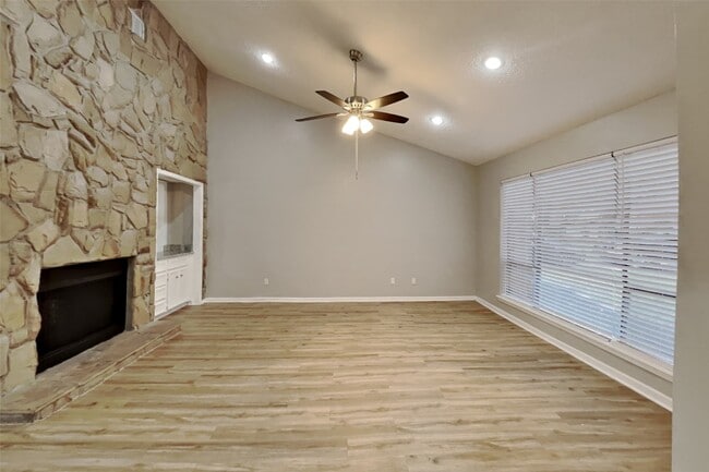 Building Photo - 542 Enchanted Hollow Dr