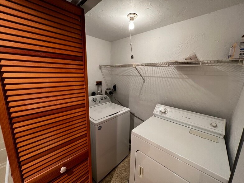 Building Photo - 200 Cove Way