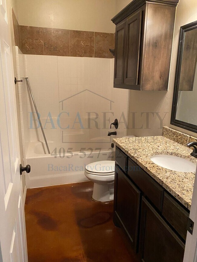 Building Photo - Move in Special!!! 3br 2ba duplex with 2 c...