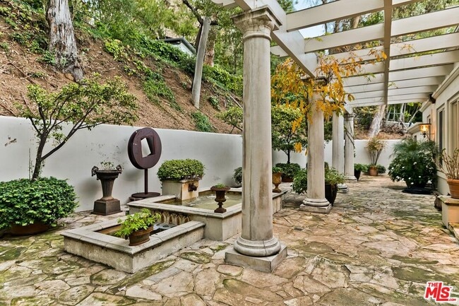 Building Photo - 2353 Bowmont Dr