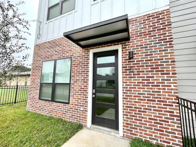 Building Photo - 710 Vassar Ct