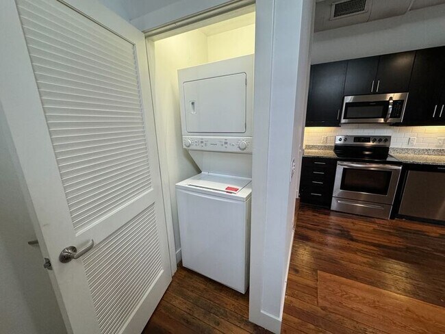 Building Photo - 17 W Main St