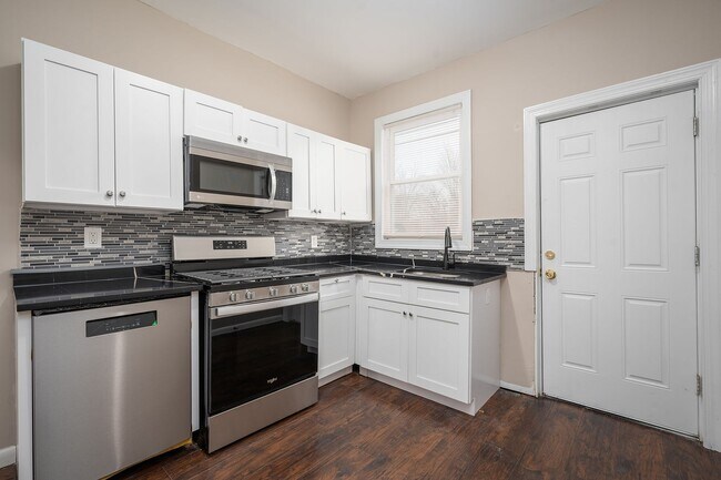 Building Photo - Newly Renovated 3 Bedroom in Charming Balt...