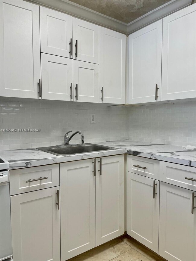 Building Photo - 1725 W 60th St