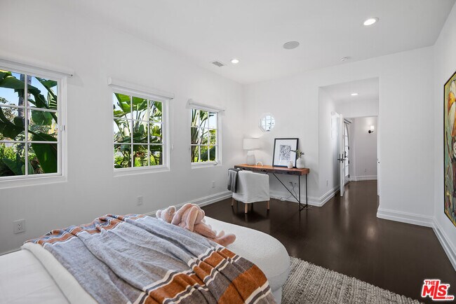 Building Photo - 9928 Toluca Lake Ave