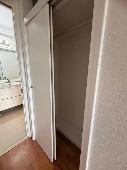 Building Photo - 20200 NE 27th Ct