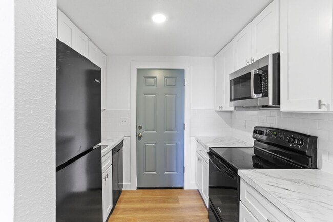 Building Photo - Freshly Remodeled Studio! Move In Special Offering $300 Move in Credit!