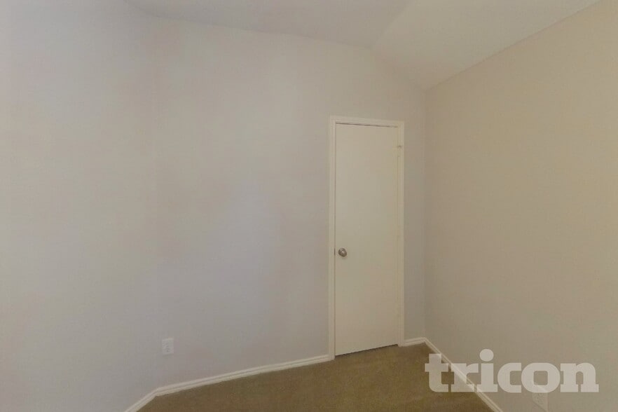Building Photo - 1615 Hillside Dr