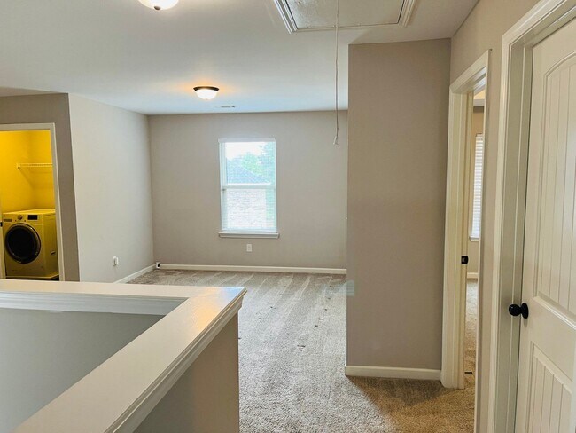 Building Photo - WOW! 5 bed, 4 full baths, brick exterior, ...