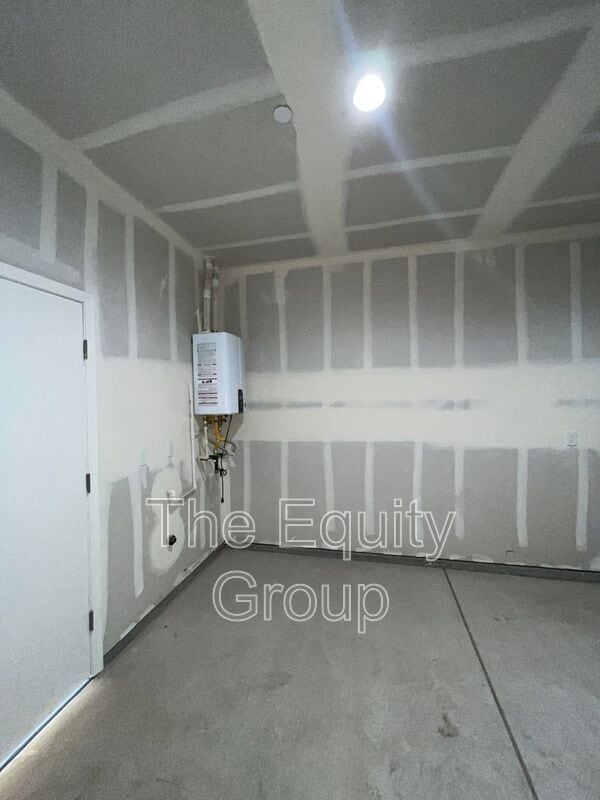 Building Photo - 4116 E Kaweah Ave