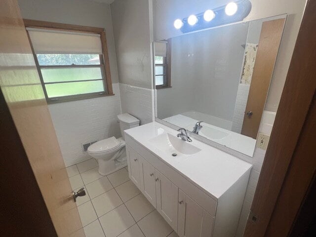 Building Photo - Updated 5-Bedroom Roseville Home with Yard...