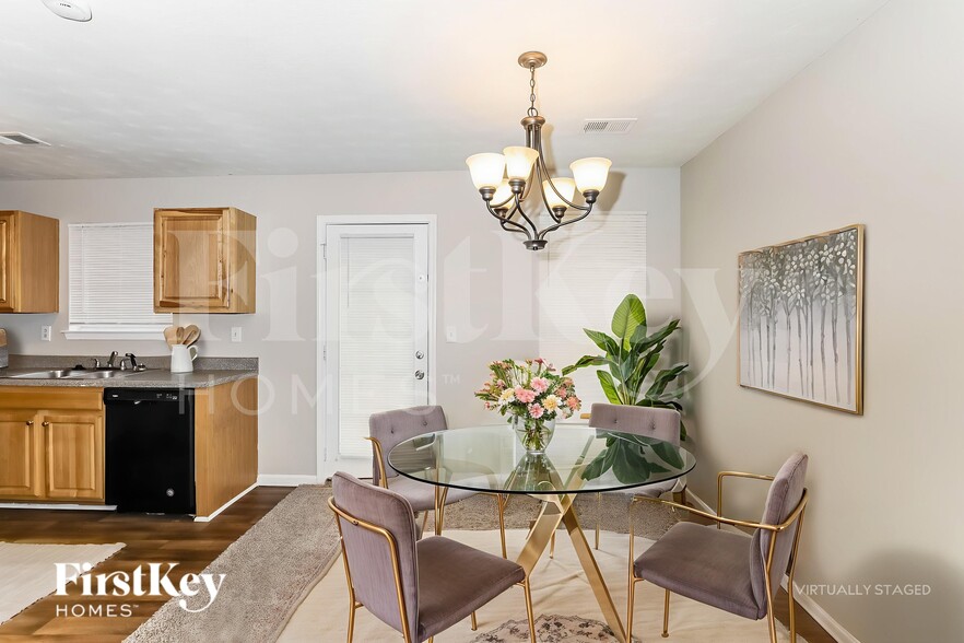 Building Photo - 2631 S Hills