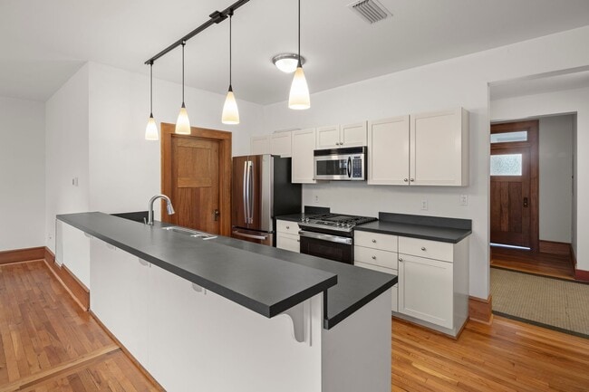 Building Photo - 55 1/2 Haywood St, Apt 3B