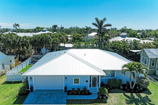 Building Photo - Furnished/Unfurnished ** Annual Rental ** Available 5/1/26 ** 4 Bed/2 Bath Single Family Home ** ...
