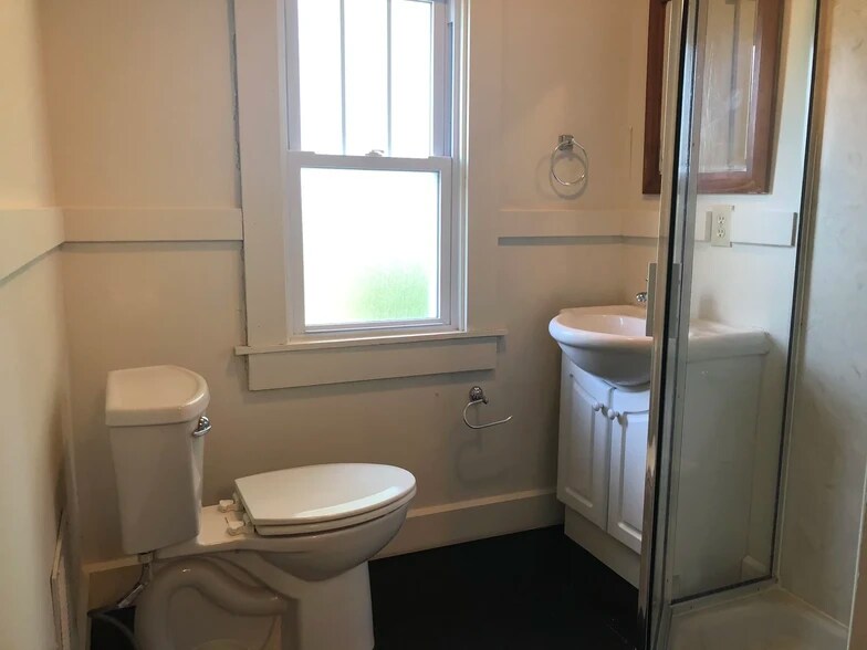 Building Photo - 518 E 2nd St