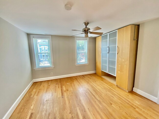 Building Photo - Chic Shaw Townhouse 2bd/2.5 bath with Deco...