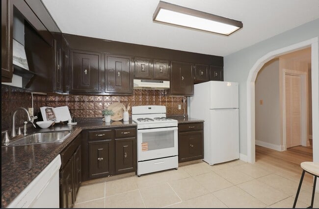 Building Photo - 19 Country Club Dr