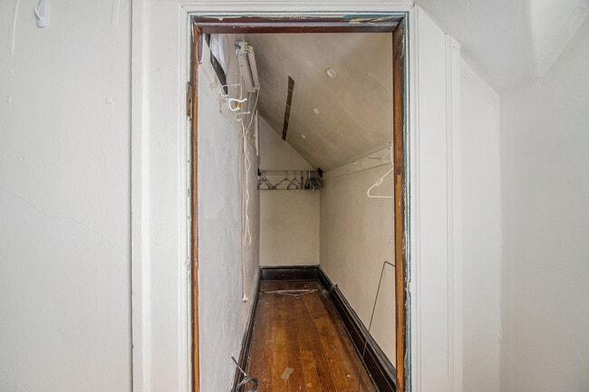 Building Photo - 927 S Division St