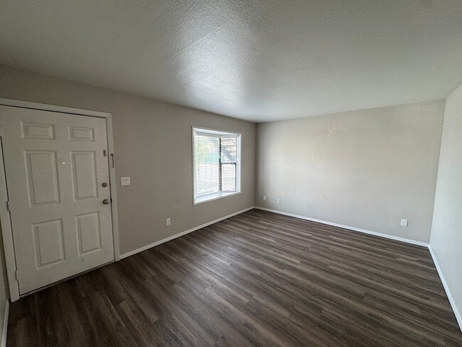 Building Photo - 606 8th St