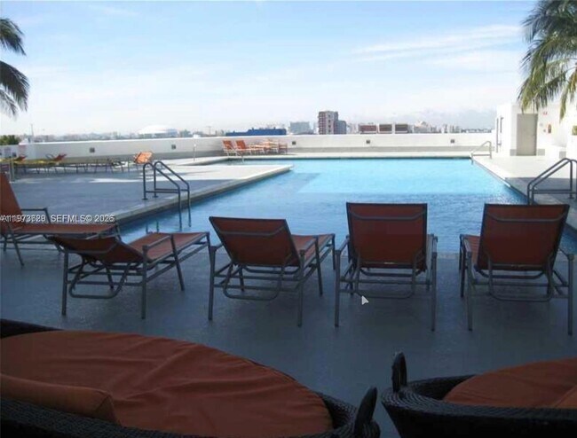 Building Photo - 1750 N Bayshore Dr