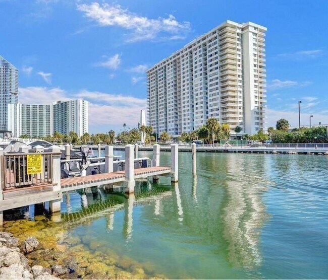 Building Photo - 400 Kings Point Dr
