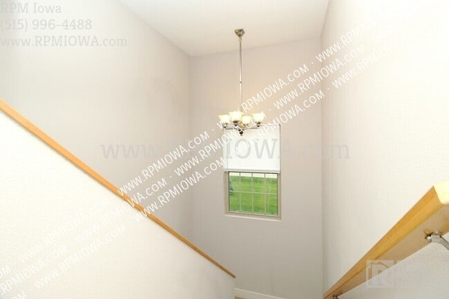 Building Photo - 3600 SE Glenstone Dr