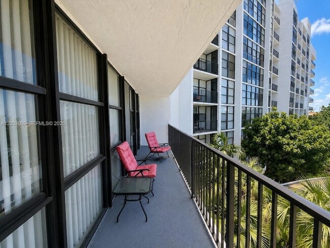 Building Photo - 1000 Parkview Dr