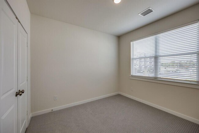 Building Photo - 1770 Thornton Dr