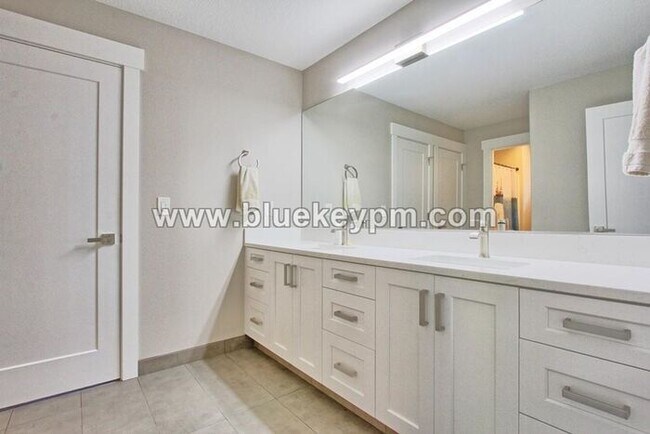 Building Photo - 3 Bed, 2.5 Baths Luxury Home Located Near ...