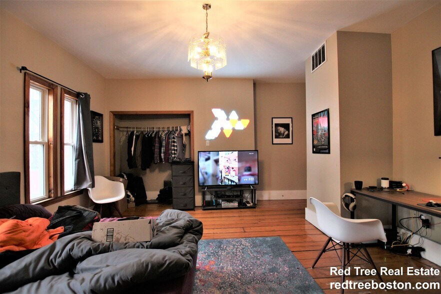 Primary Photo - 8 Sewall St