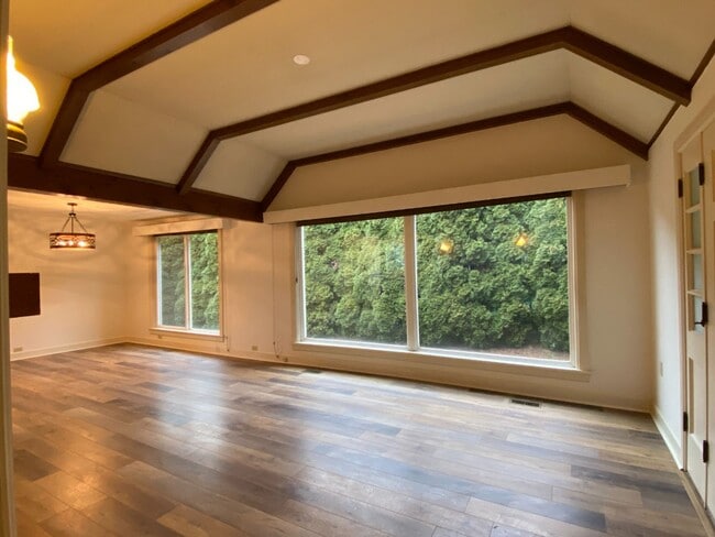 Building Photo - Quaint Hood River Cottage