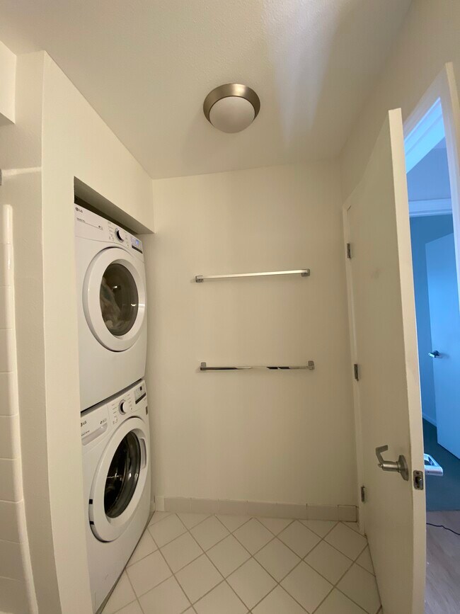 Building Photo - 8400 Oceanview Ter