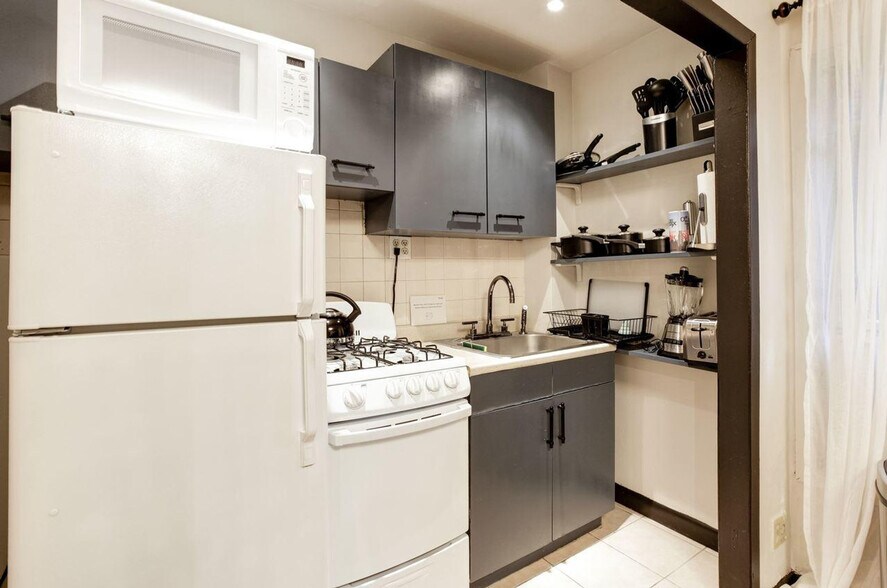 Building Photo - 120 W 71st St
