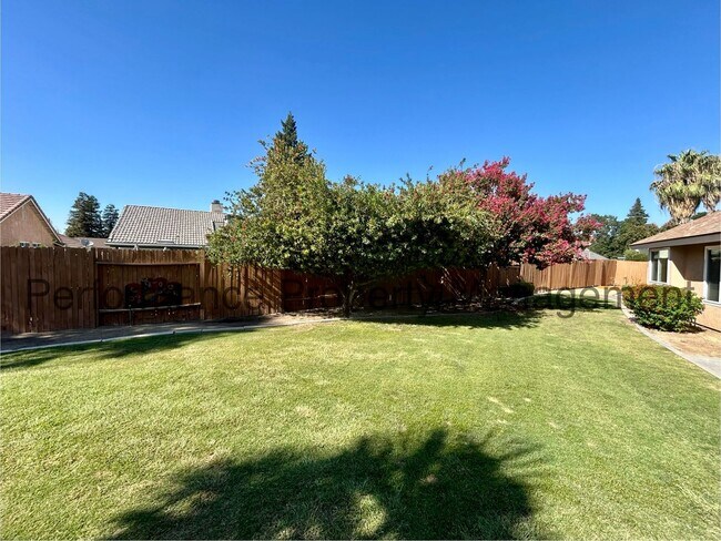 Building Photo - Spacious 4 Bed/3 Bath Home in Campus Park ...